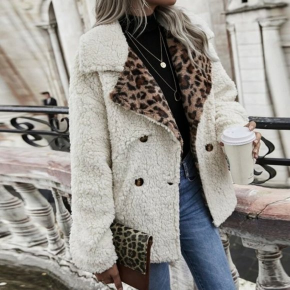 Jackets & Blazers - 💥🎉HP🎉💥Super Sharp  Beige Lapel Leopard Coat